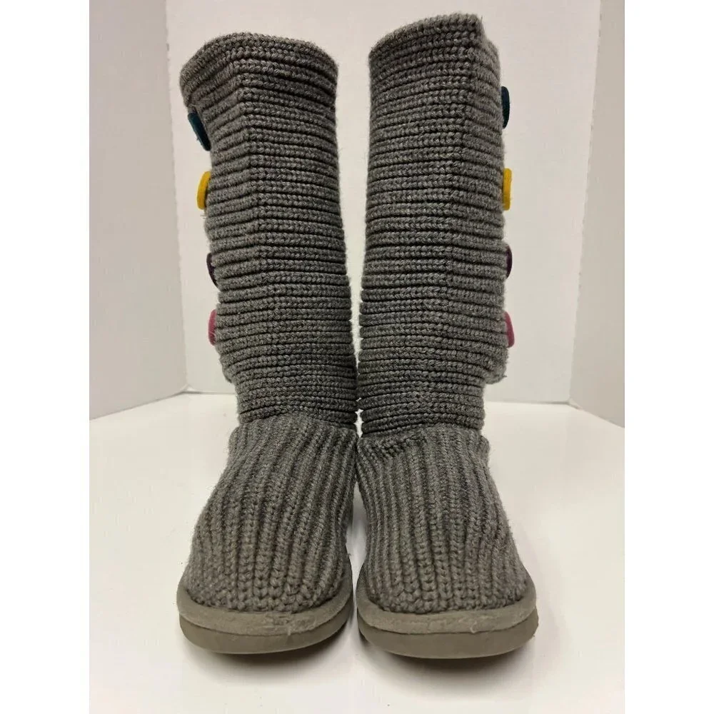 UGG features 	•